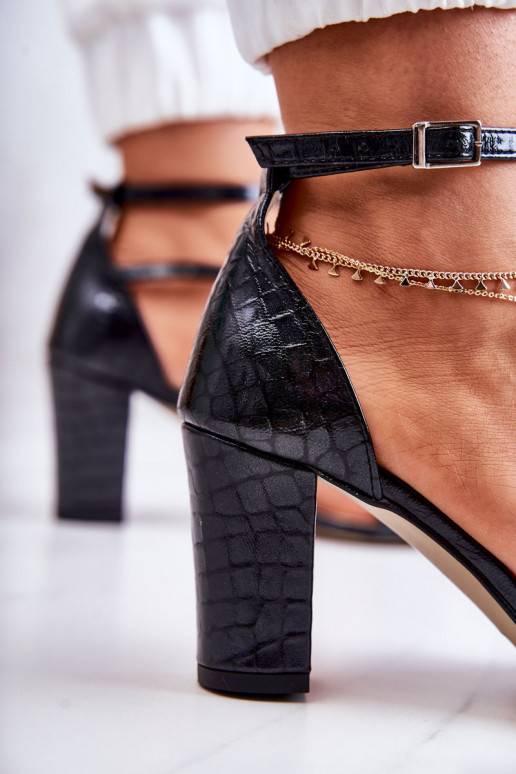 Sandálias femininas com detalhes brilhantes na cor preta Ramona