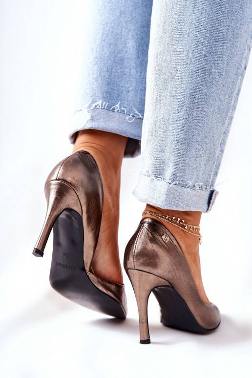 Sapatos de salto alto com bico fino...