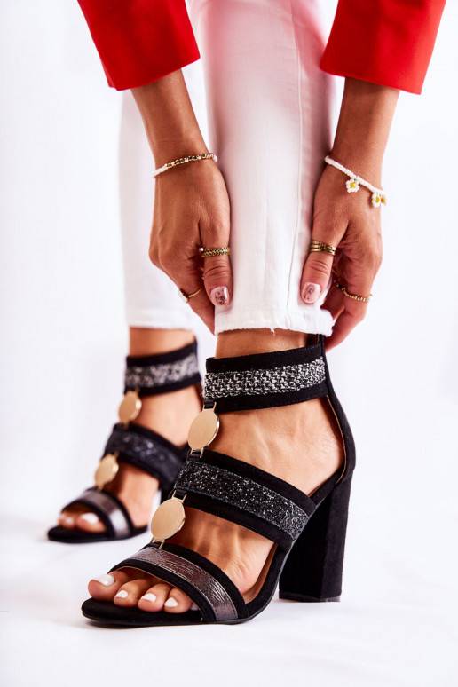 Sandálias femininas com salto na cor... Sandálias femininas com salto na cor...