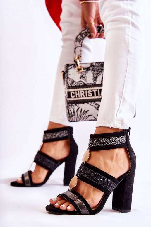 Sandálias femininas com salto na cor... Sandálias femininas com salto na cor...