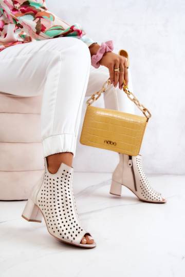 Botas bege perfuradas