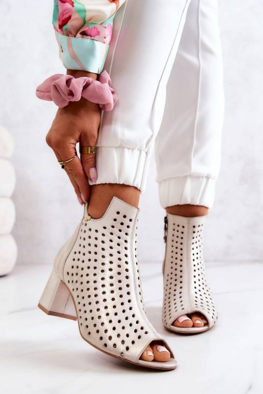 Botas bege perfuradas