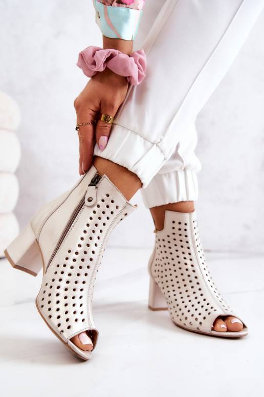 Botas bege perfuradas