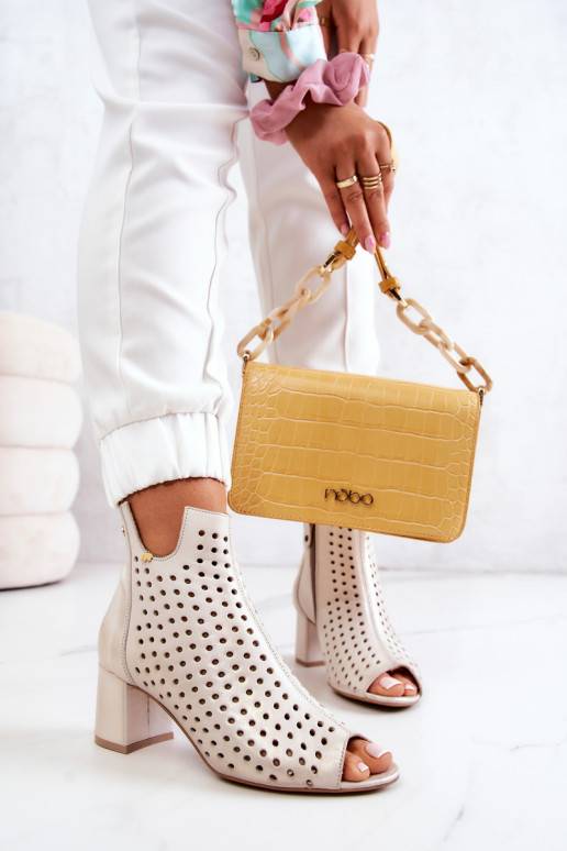 Botas bege perfuradas