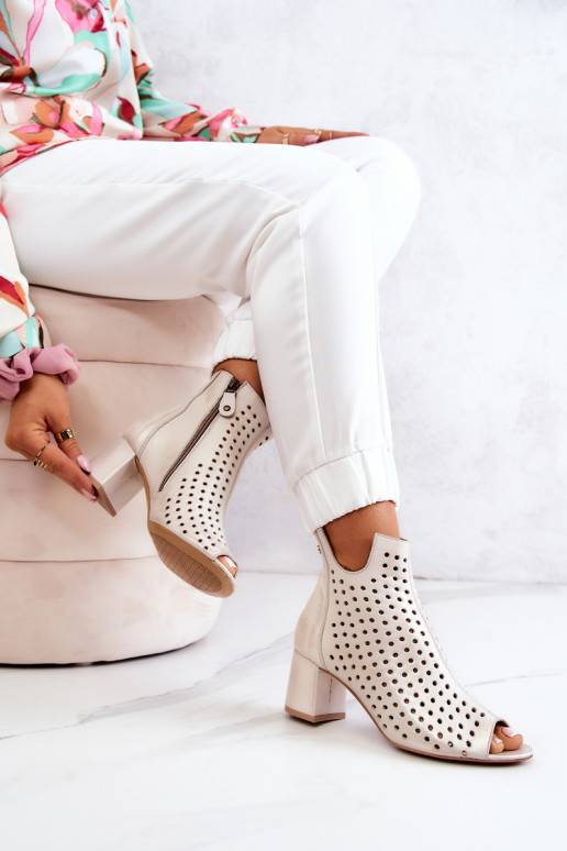 Botas bege perfuradas