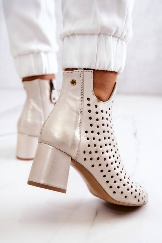 Botas bege perfuradas