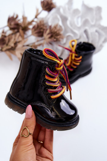 Botas infantis com efeito laca na cor preta Tibbie