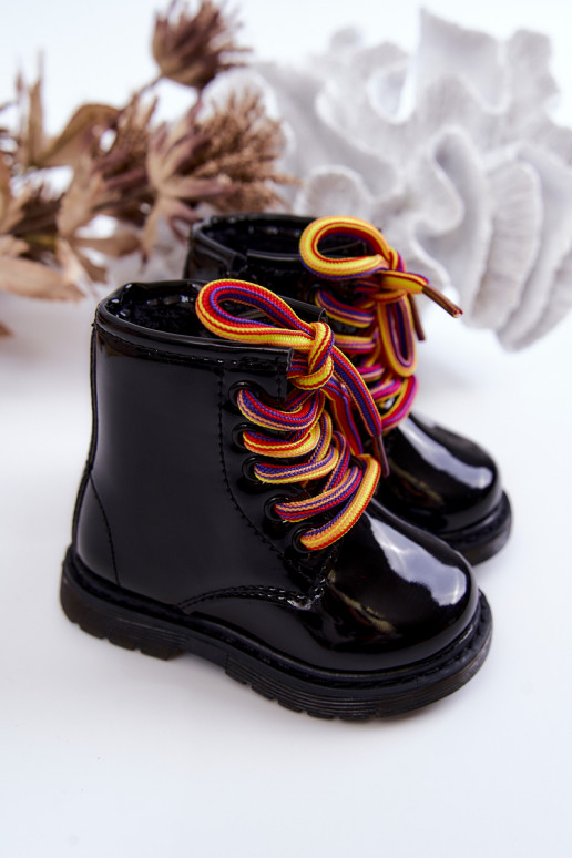 Botas infantis com efeito laca na cor preta Tibbie