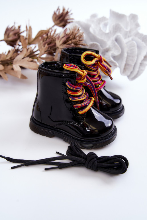 Botas infantis com efeito laca na cor preta Tibbie