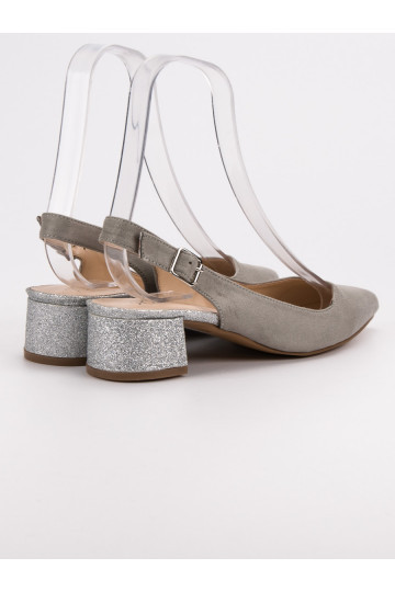 Sapatos com salto brilhante... 2