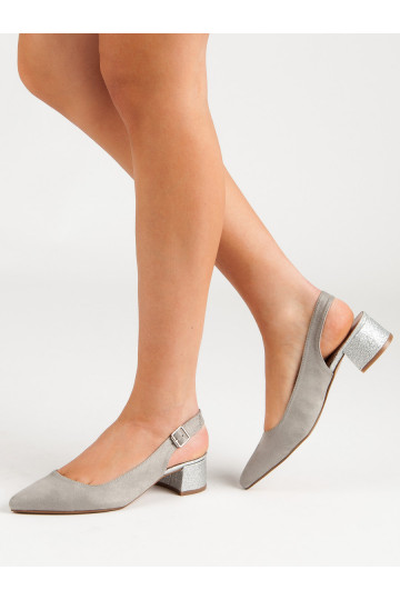 Sapatos com salto brilhante...