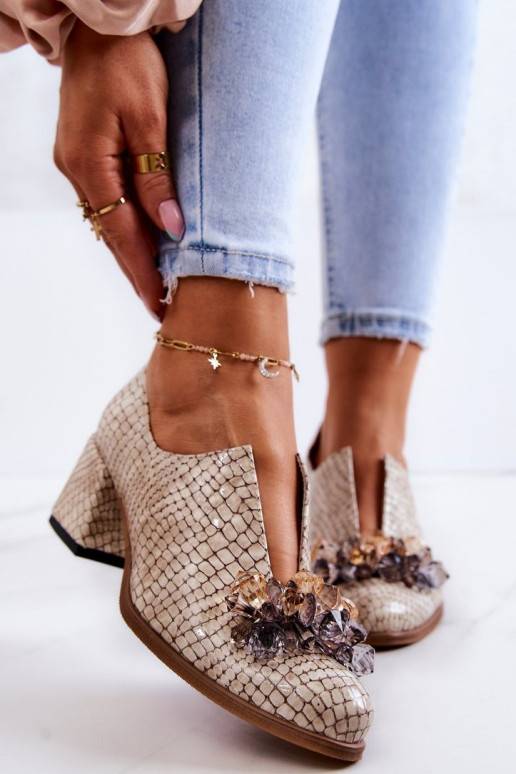 Sapatos com detalhes estilosos na cor...