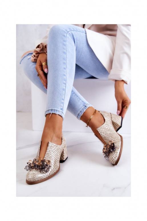 Sapatos com detalhes estilosos na cor...