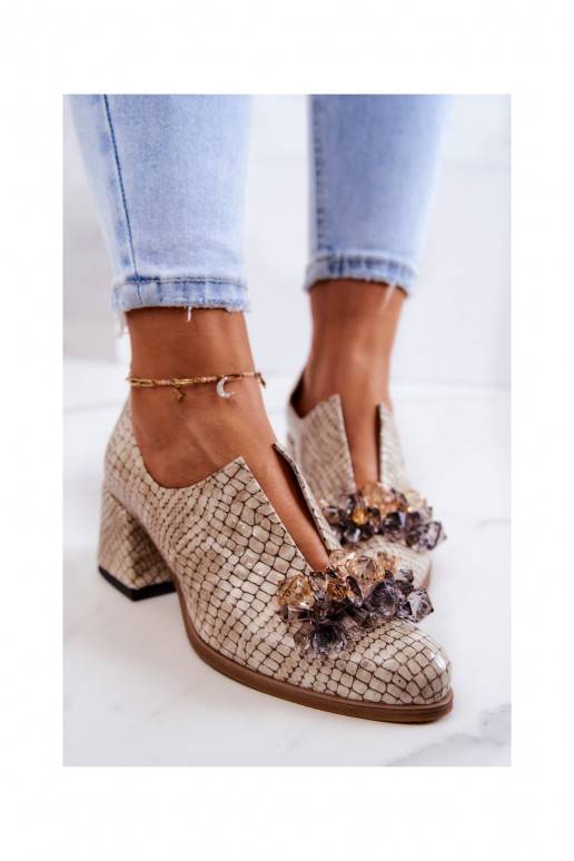 Sapatos com detalhes estilosos na cor...