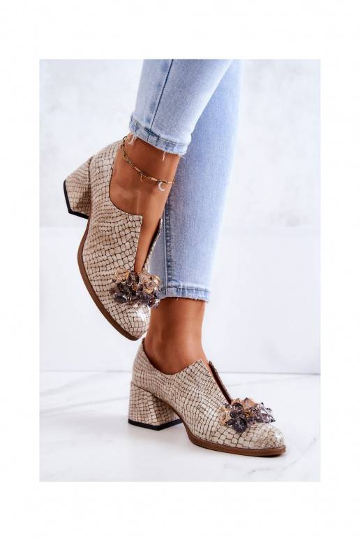 Sapatos com detalhes estilosos na cor...