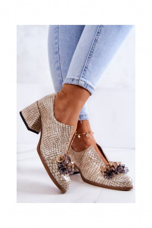 Sapatos com detalhes estilosos na cor...