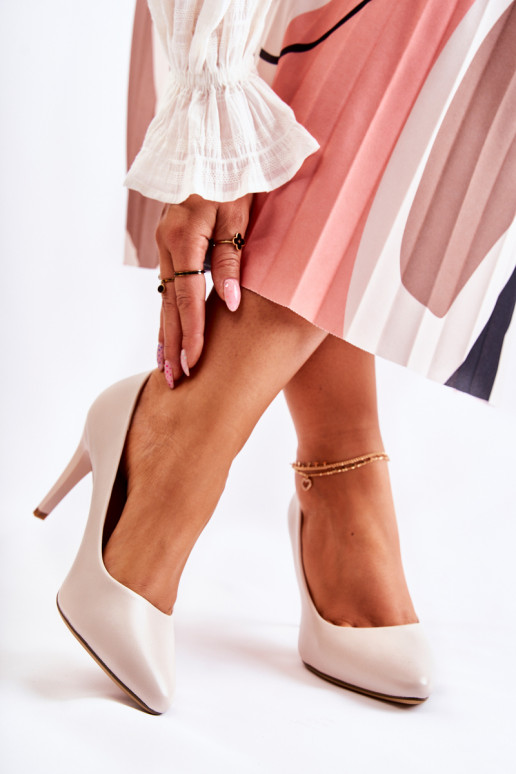 sapatos de salto alto na cor cinza... sapatos de salto alto na cor cinza...