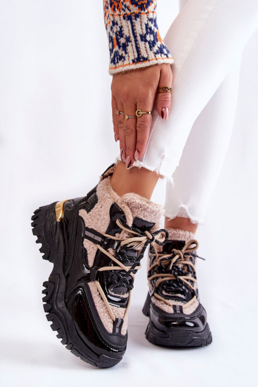 Calçados esportivos aquecidos preto e... Calçados esportivos aquecidos preto e...