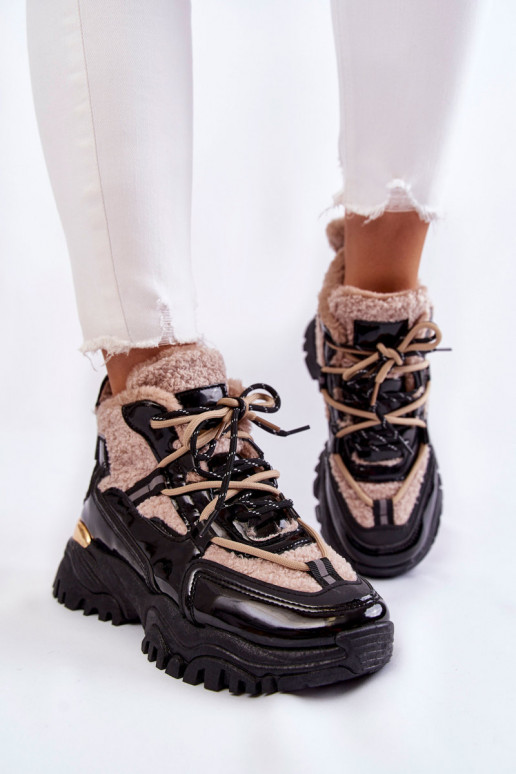 Calçados esportivos aquecidos preto e... Calçados esportivos aquecidos preto e...