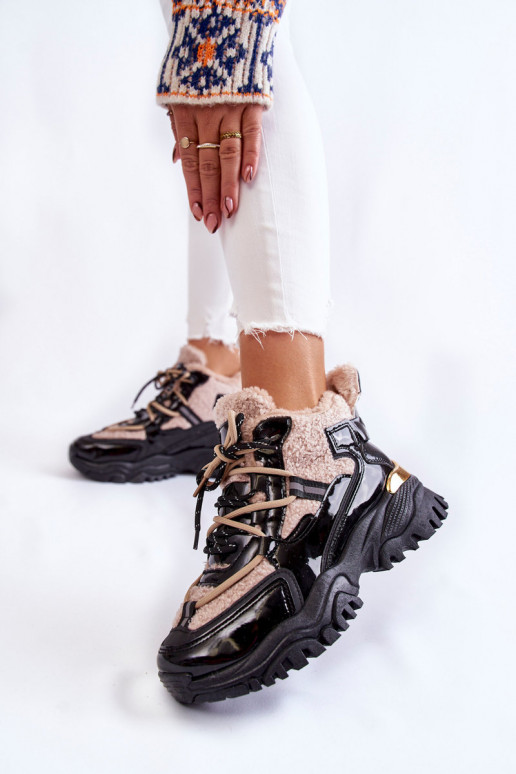 Calçados esportivos aquecidos preto e... Calçados esportivos aquecidos preto e...