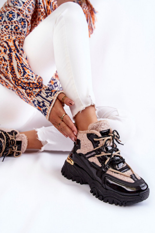 Calçados esportivos aquecidos preto e... Calçados esportivos aquecidos preto e...