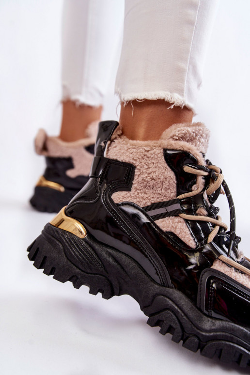 Calçados esportivos aquecidos preto e... Calçados esportivos aquecidos preto e...