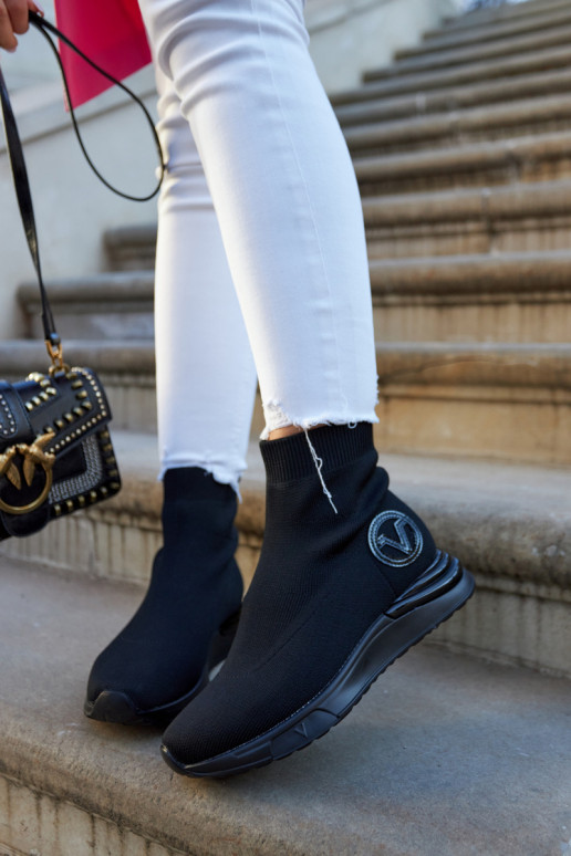 Calçado desportivo em tecido preto... Calçado desportivo em tecido preto...
