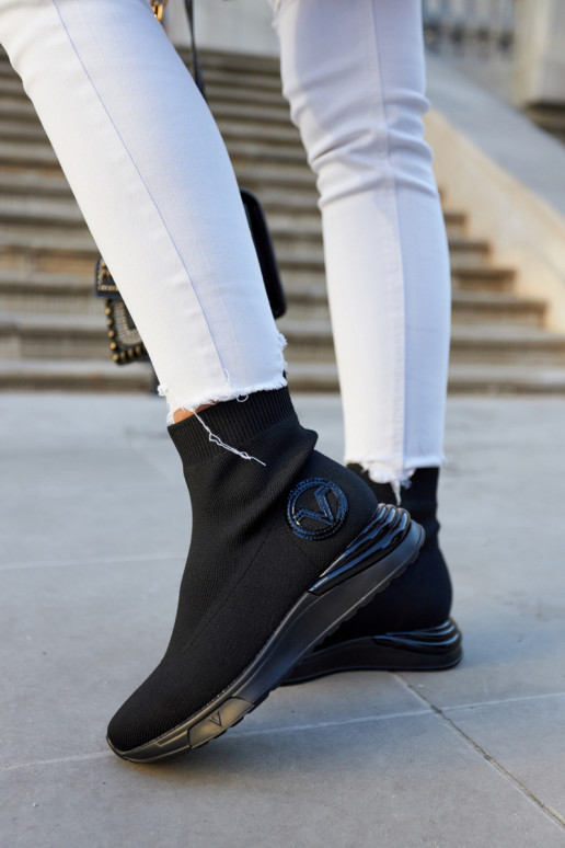 Calçado desportivo em tecido preto... Calçado desportivo em tecido preto...