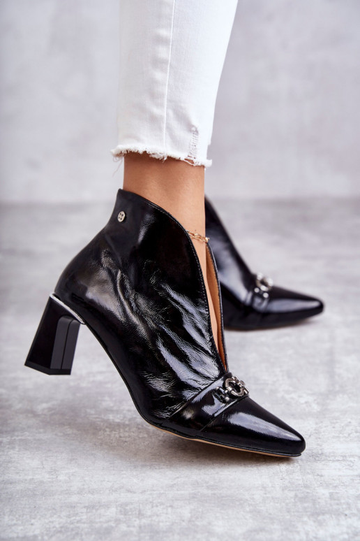 Botas com salto na cor preta