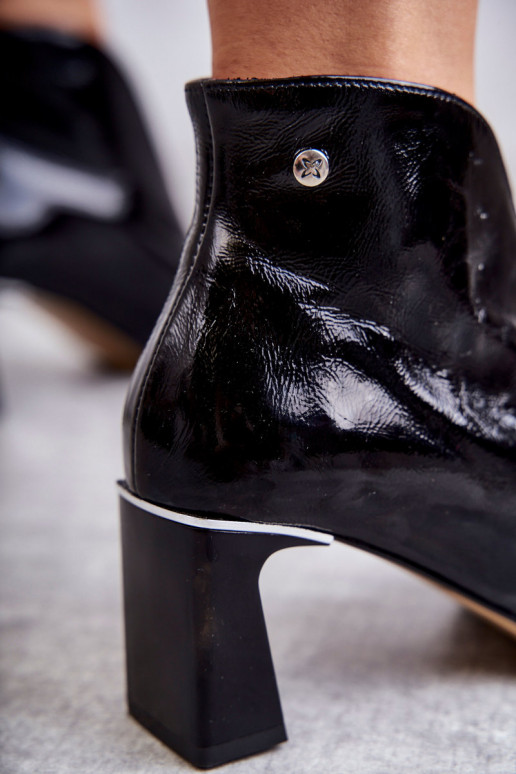 Botas com salto na cor preta
