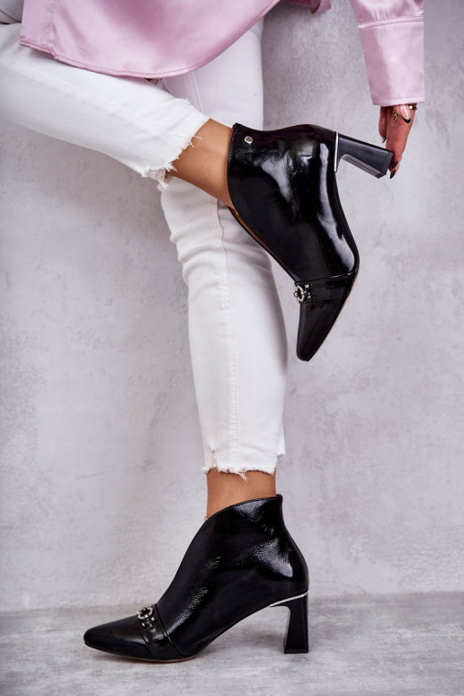 Botas com salto na cor preta
