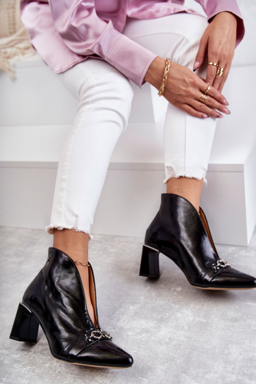 Botas com salto na cor preta