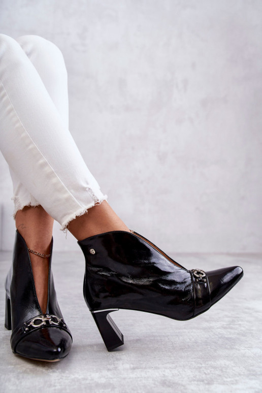 Botas com salto na cor preta