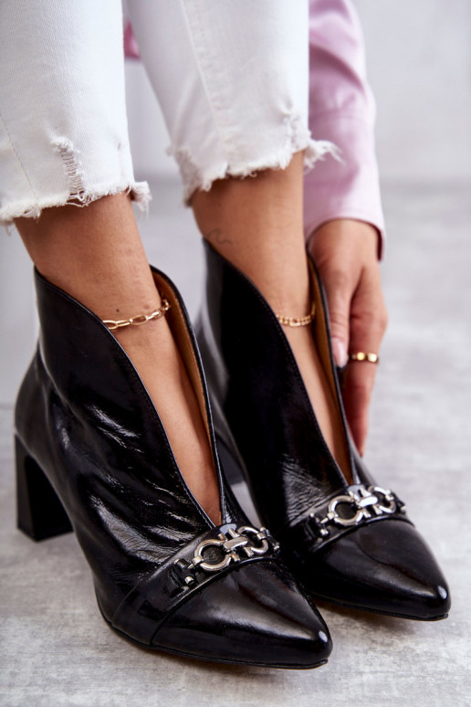 Botas com salto na cor preta