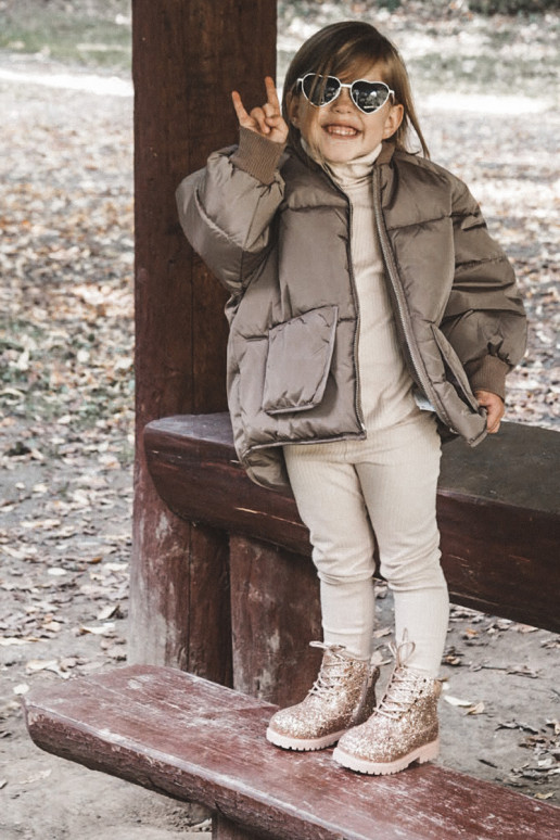 Botas infantis brilhantes e quentes...