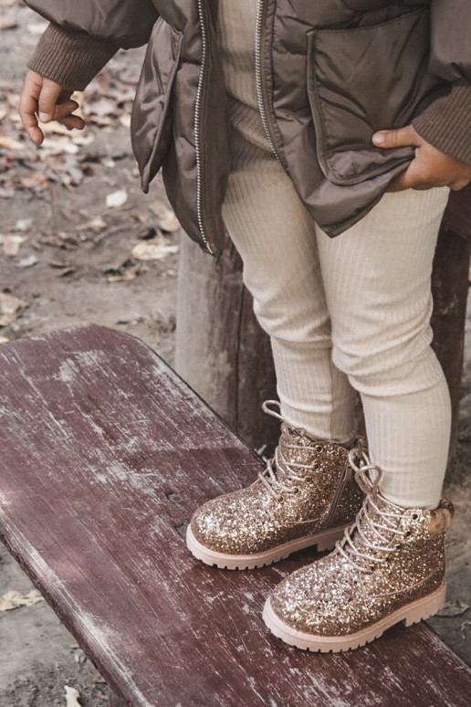 Botas infantis brilhantes e quentes...