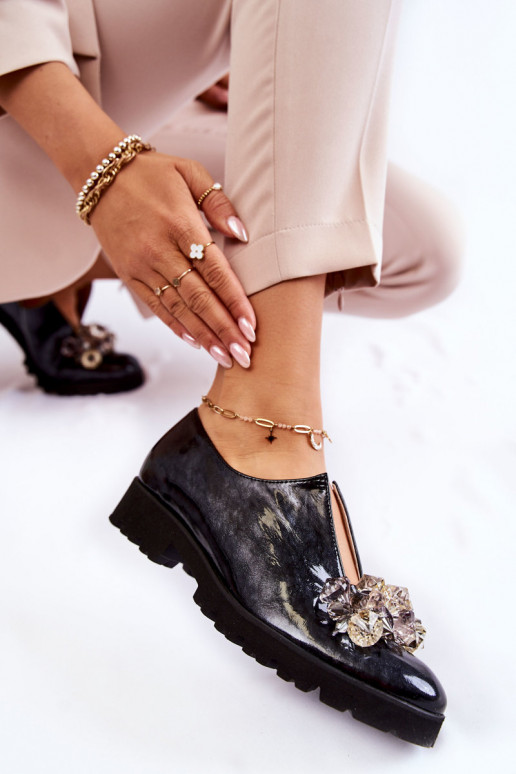 Sapatos femininos com enfeites e...