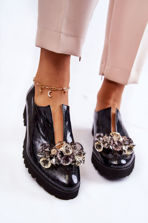 Sapatos femininos com enfeites e...