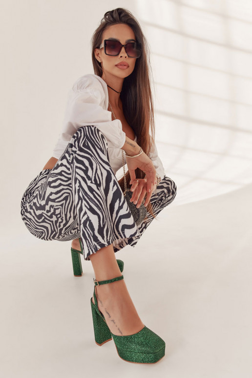 Sapatos brilhantes de salto alto... Sapatos brilhantes de salto alto...