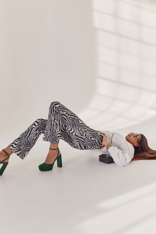 Sapatos brilhantes de salto alto... Sapatos brilhantes de salto alto...