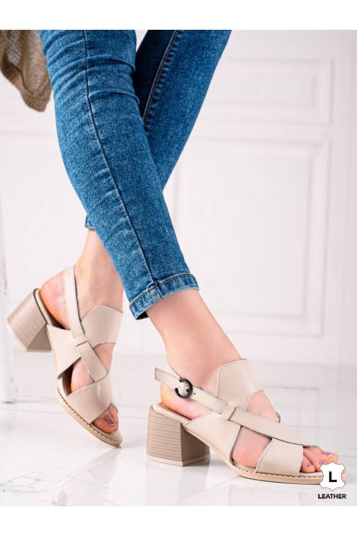 Sandálias femininas bege com salto em... Sandálias femininas bege com salto em...