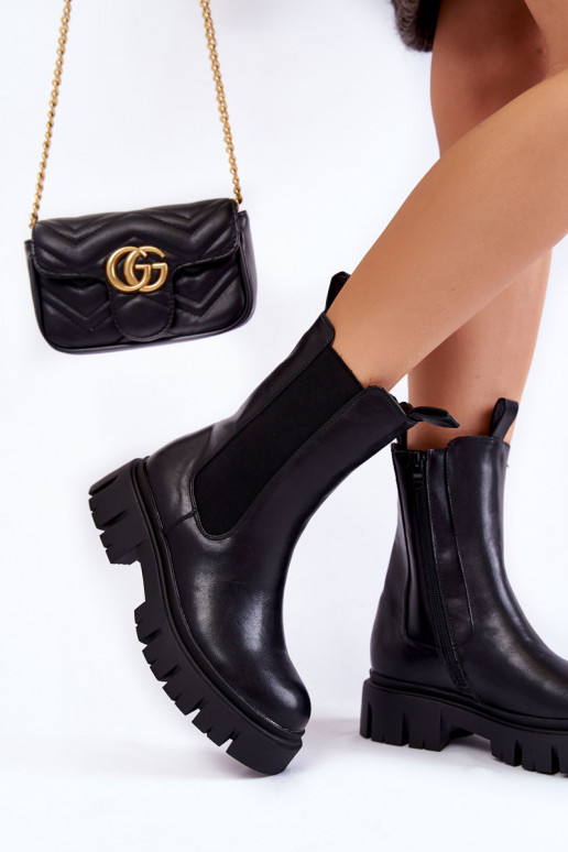 Botas grossas com plataforma em... Botas grossas com plataforma em...