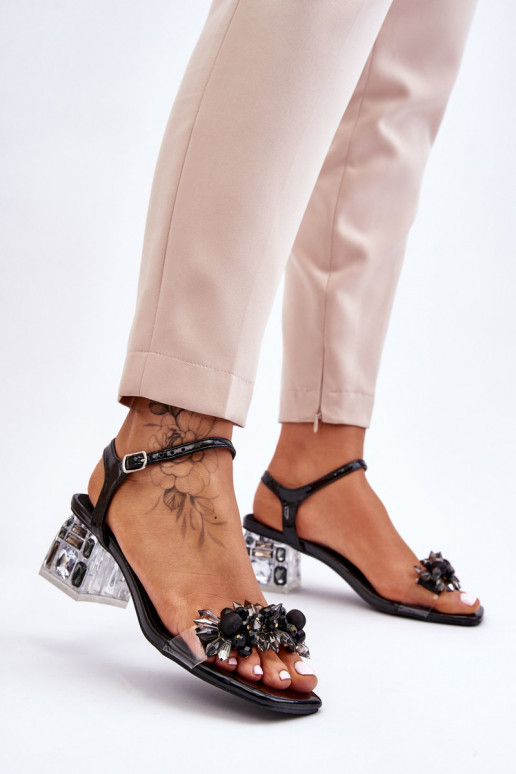 Sandálias pretas com salto baixo... Sandálias pretas com salto baixo...