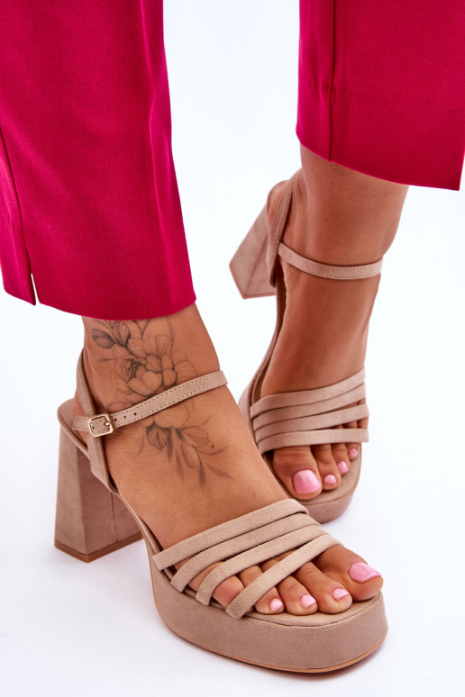 Sandálias de camurça de salto alto... Sandálias de camurça de salto alto...