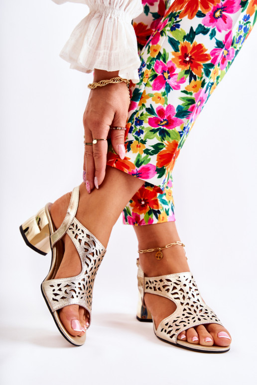 Sandálias douradas com salto com... Sandálias douradas com salto com...