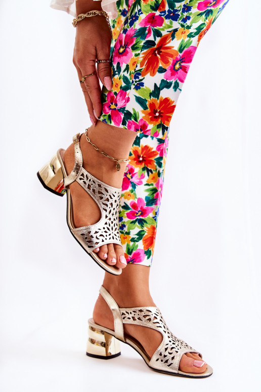 Sandálias douradas com salto com... Sandálias douradas com salto com...