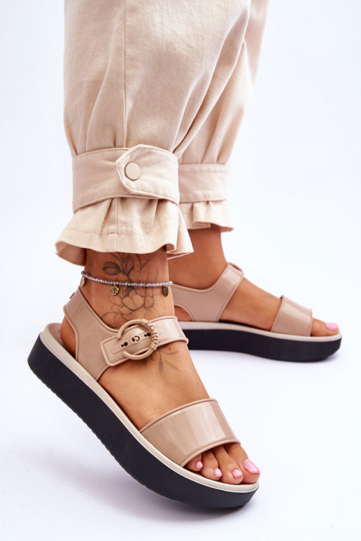 Sandálias com fivela em bege e preto Sandálias com fivela em bege e preto