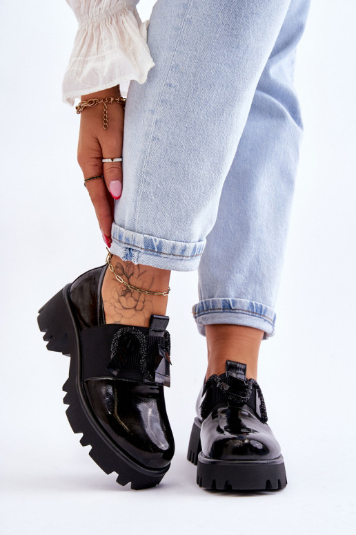 Sapatos em efeito laca preta com lindos detalhes Keily
