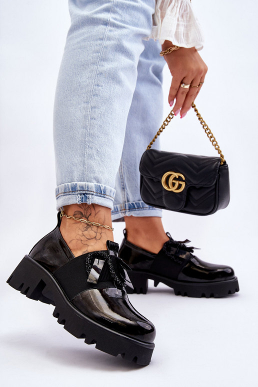 Sapatos em efeito laca preta com lindos detalhes Keily