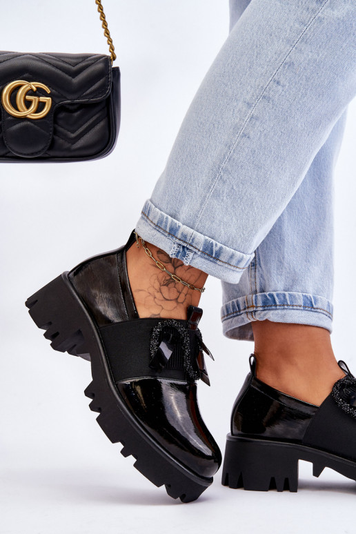Sapatos em efeito laca preta com lindos detalhes Keily